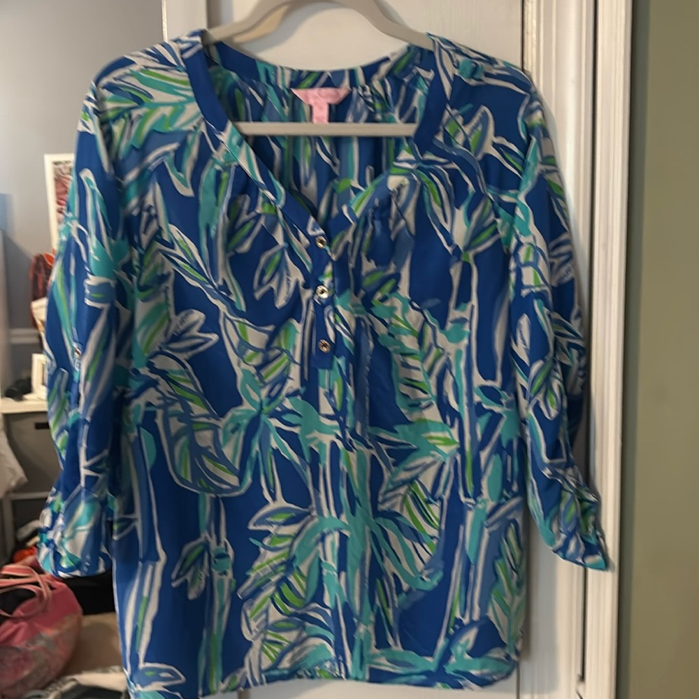 Lilly Pulitzer Blouse size XSmall, v neck with 3 gold buttons
